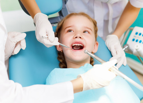 enfant chez l'orthodontiste